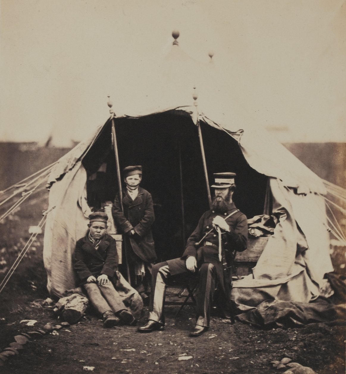 Oberstløytnant Studholme Brownrigg, CB og de russiske guttene, fra et album med 52 fotografier assosiert med Krim-krigen, 1855 av Roger Fenton