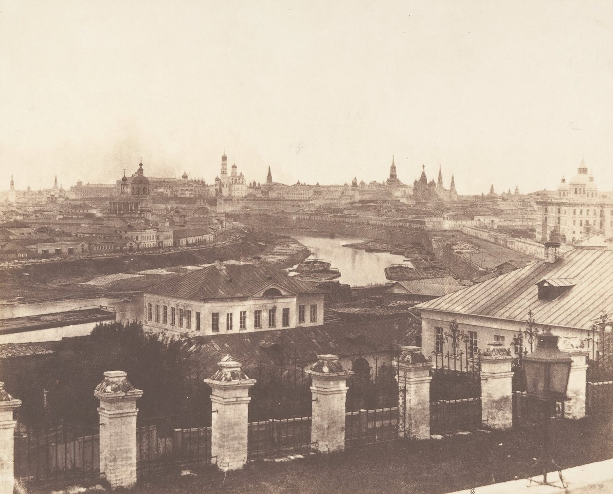 Moskva, Kreml i det fjerne, 1852. av Roger Fenton