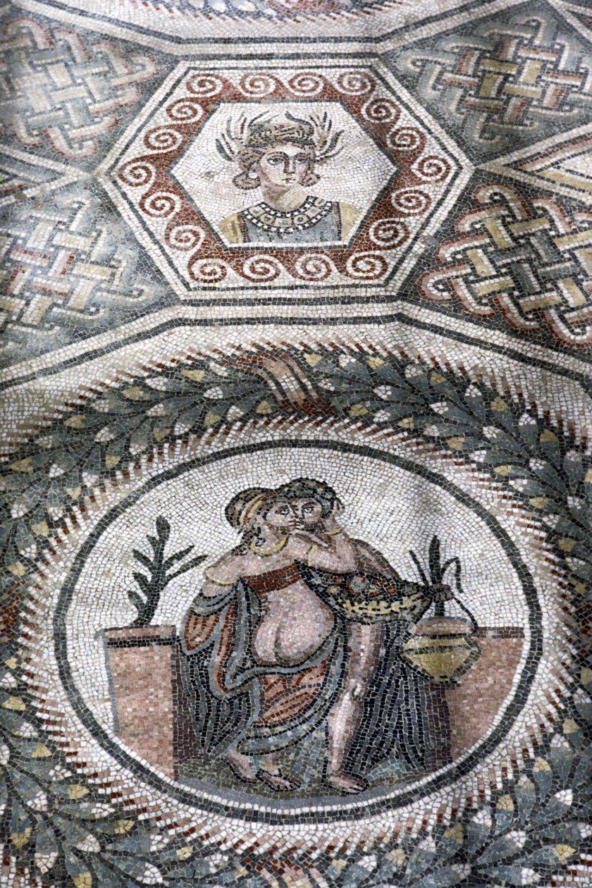 Et par som omfavner seg i en rundell (mosaikk) av Roman