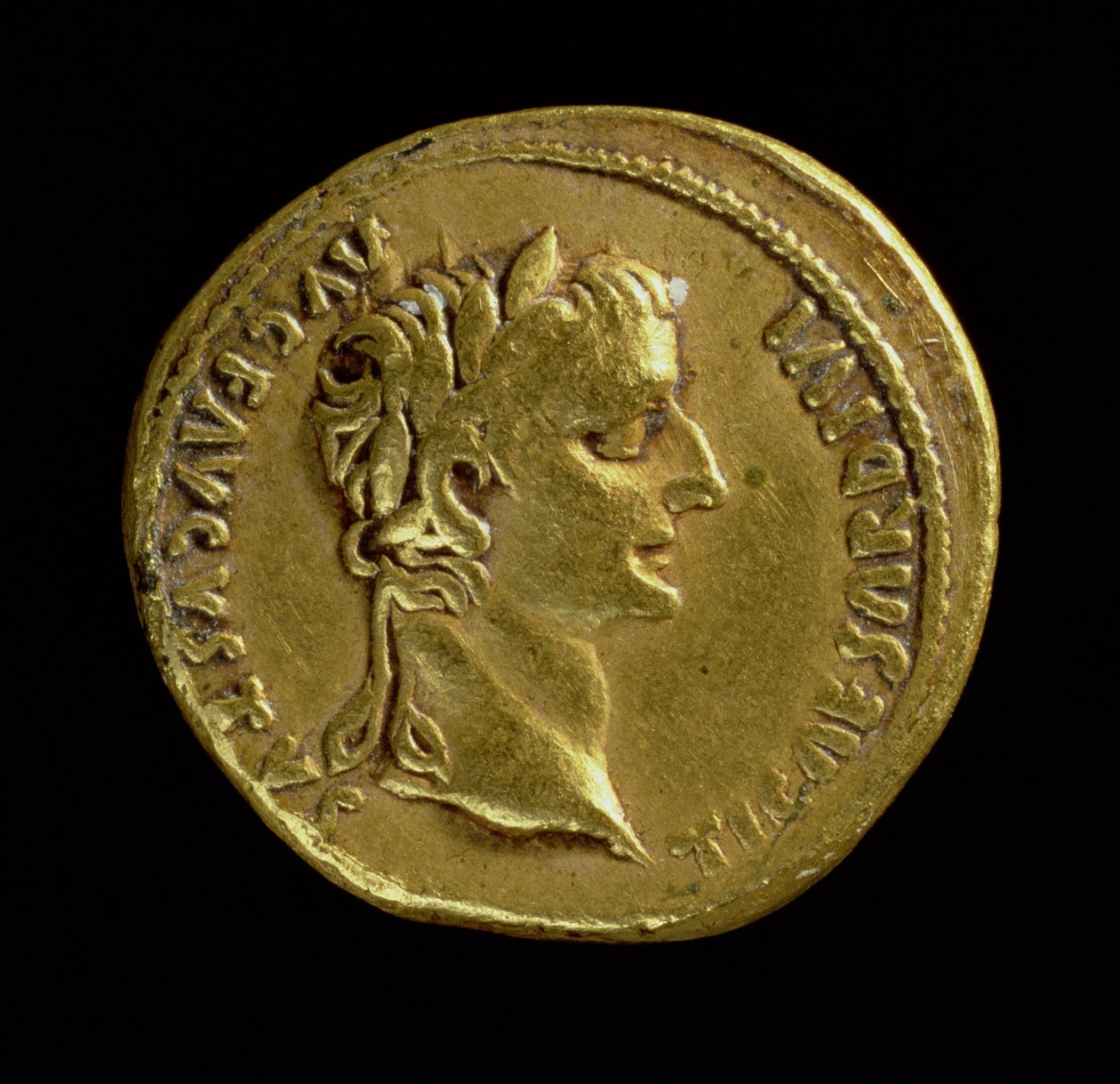 Aureus (forside) med hodet til Tiberius (14-37 e.Kr.) iført en laurbærkrans. Innskrift: TI CAESAR DIVI AVG F AVGVSTVS (gull) (for bakside se 119138) av Roman