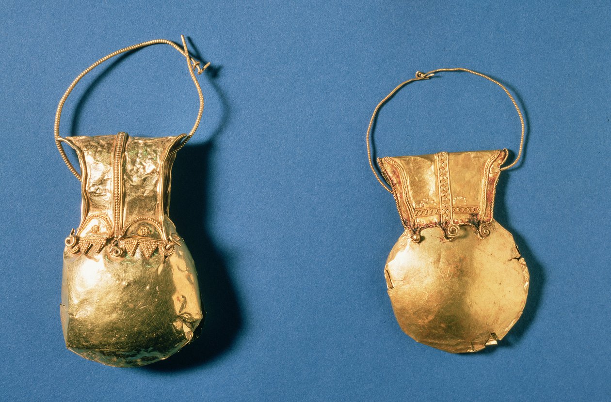 Bulla, amulett båret av frifødte romerske barn til de ble modne, Herculaneum, Roman, 1. århundre (gull) av Roman