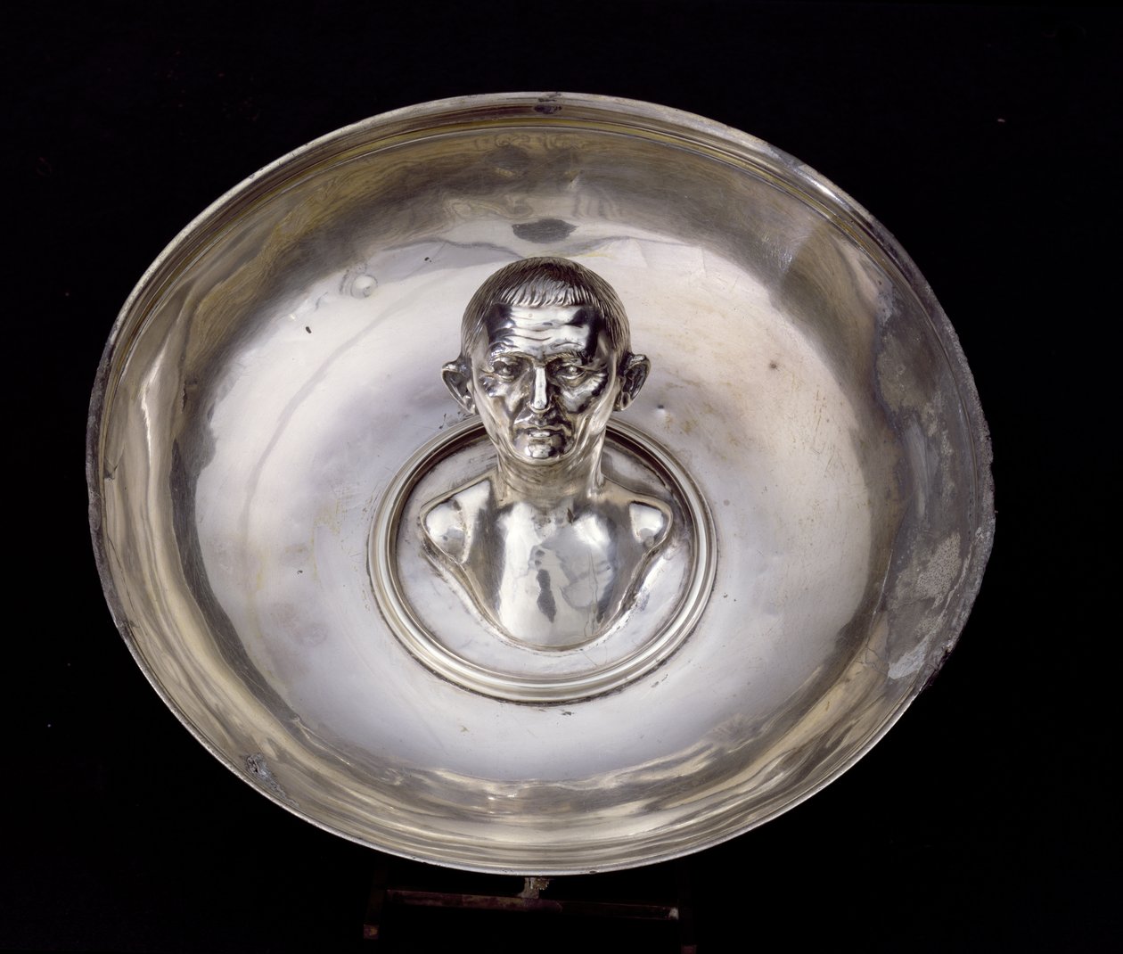 Rett med bysten av en mann inni, fra Boscoreale Treasure, nær Pompeii (sølv) (sett forfra) av Roman