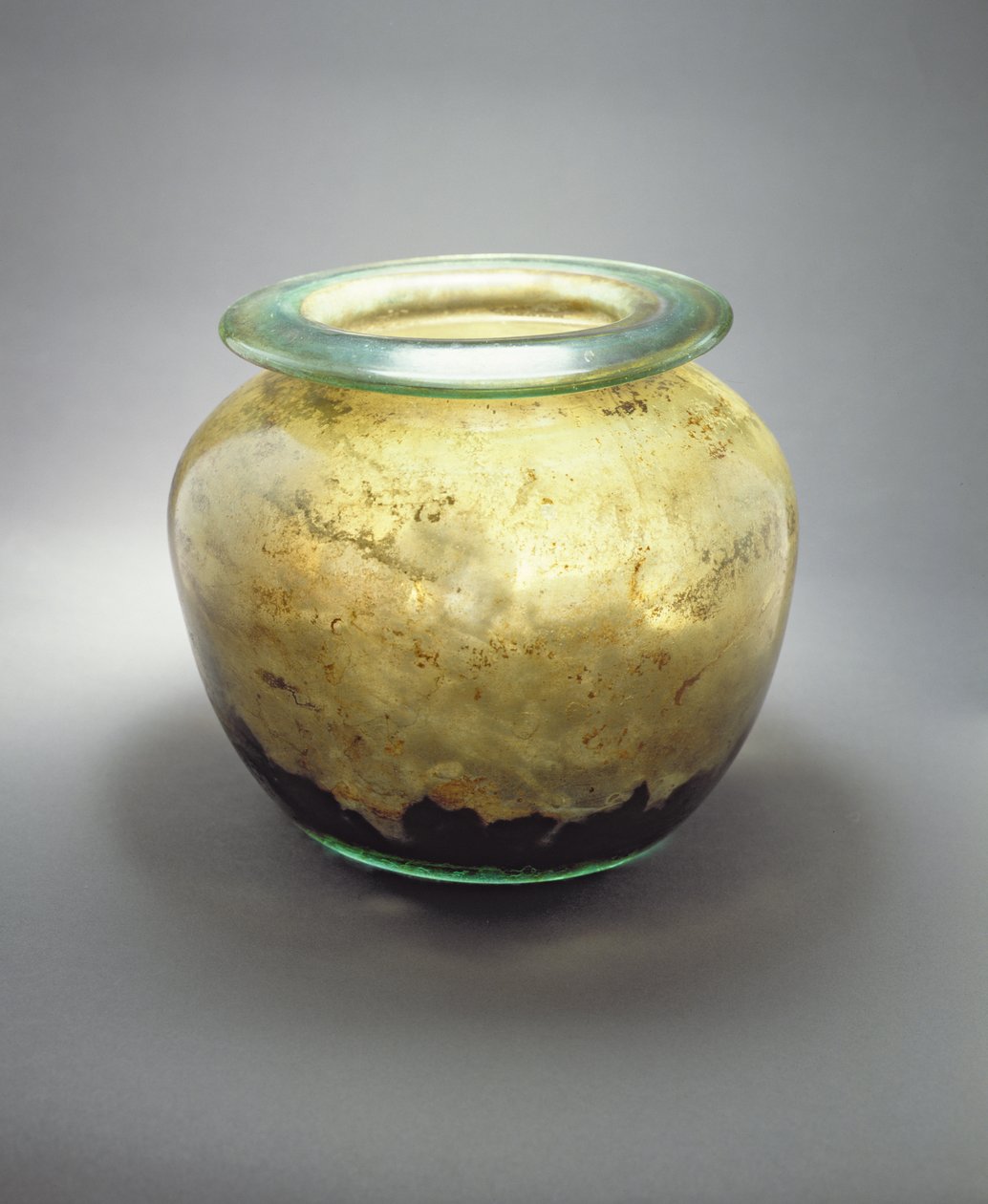 Frittblåst glasskrukke, som inneholder bein og aske, romersk, ca. 50-150 e.Kr. (glass) av Roman