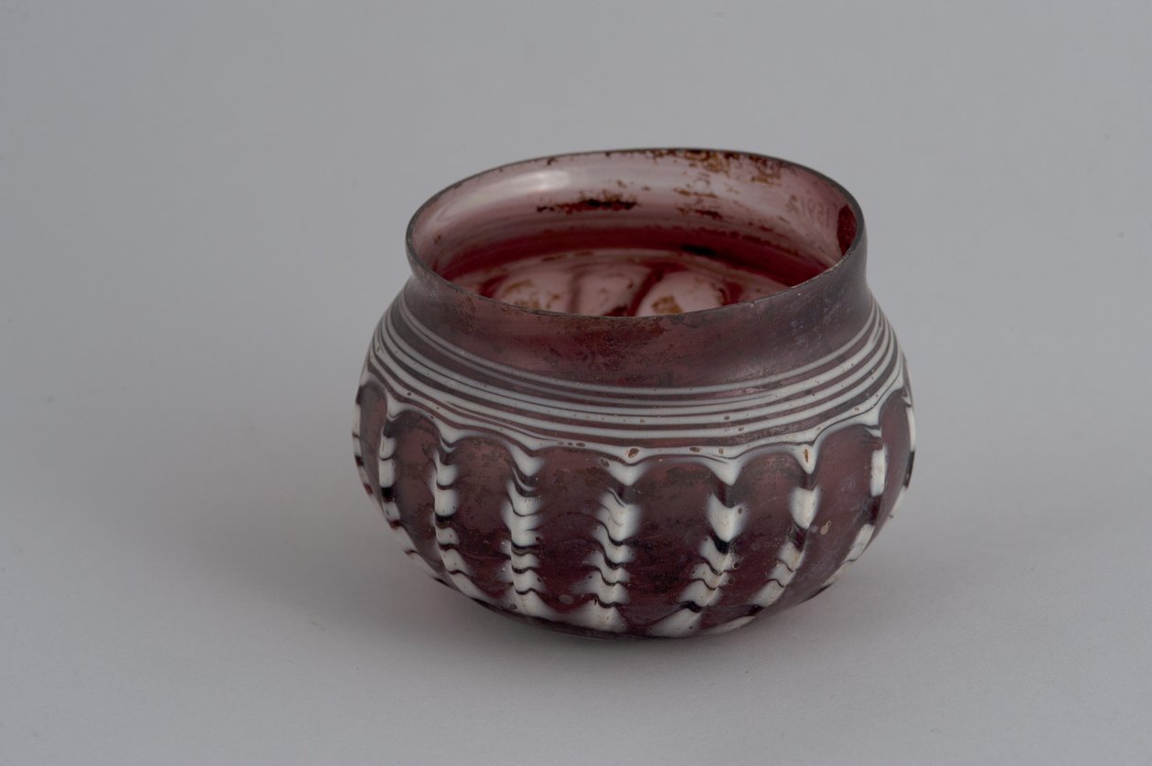 Rillet kopp (glass) av Roman