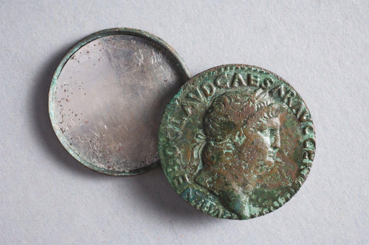 Speil dannet av to mynter av Nero (bronse) av Roman