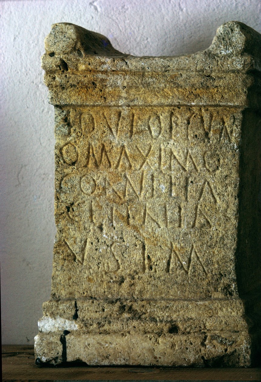 Romersk familiealter (utskåret stein) av Roman