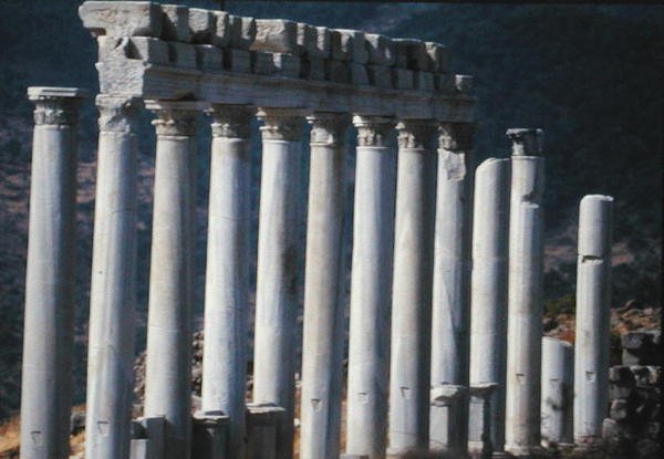 Ruiner fra Trajan-tempelet av Roman