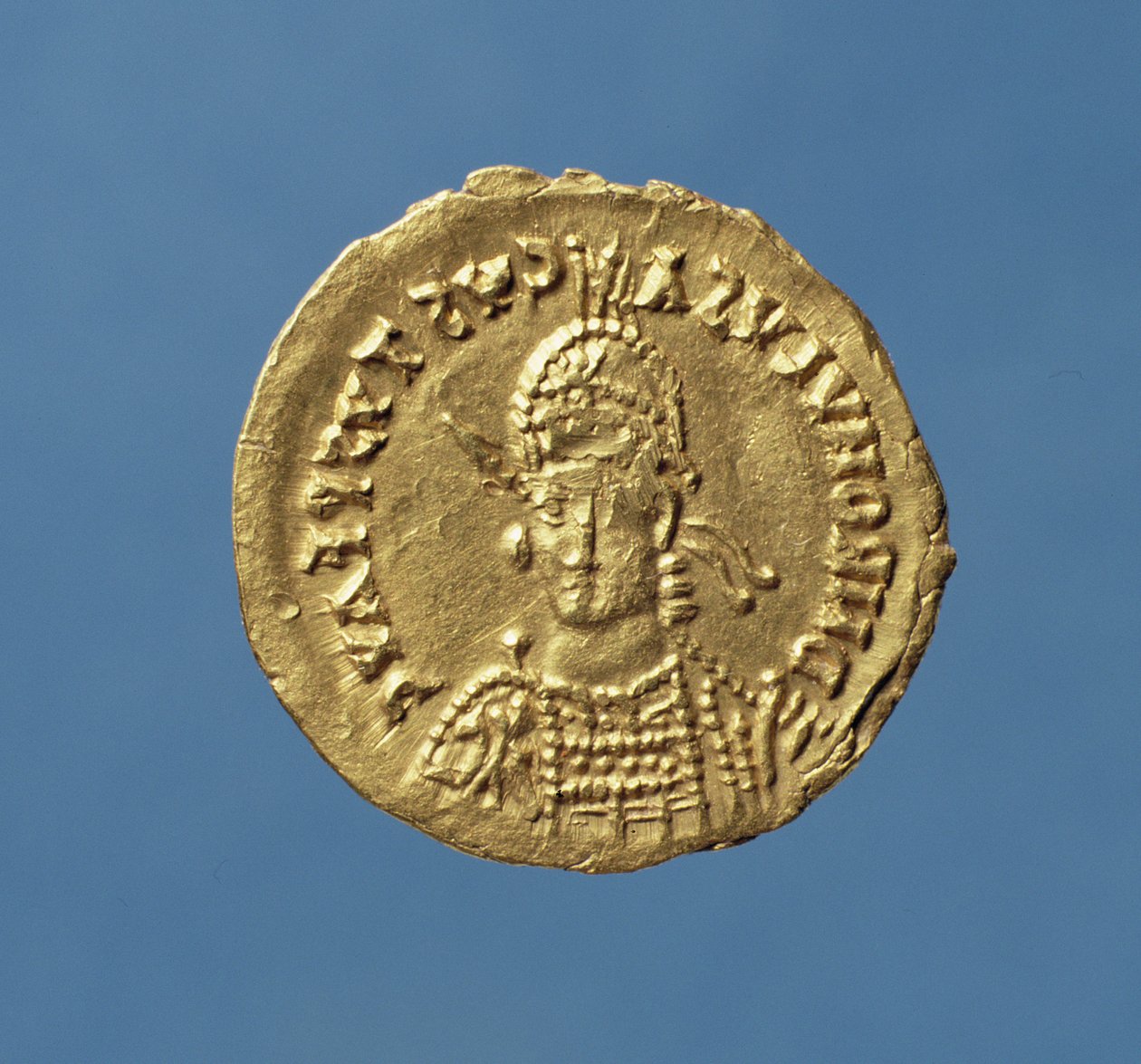 Solidus (forside) av Romulus Augustulus (475-476) med hjelm, kurasset, med spyd over høyre skulder, skjold til venstre (gull) Inskripsjon: DN ROMVLVS AVGVSTVS PF AVG av Roman