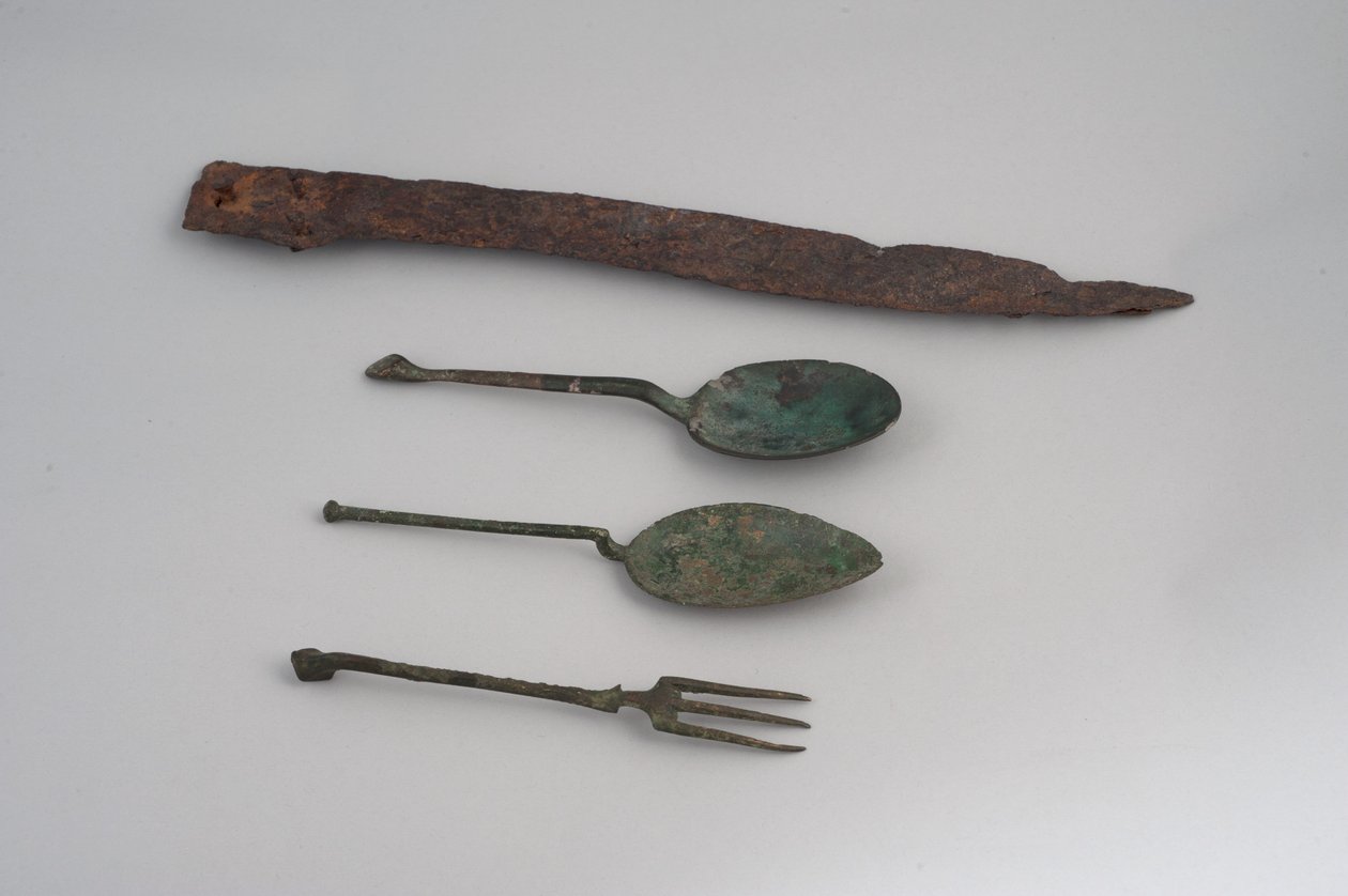 Spiseskjeer, kniv og gaffel (jern og bronse) av Roman