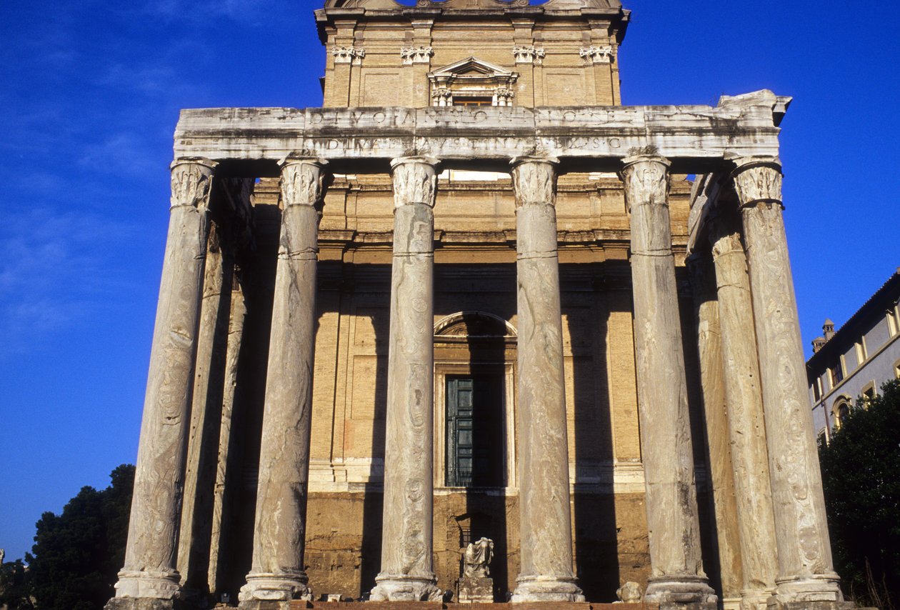 Antoninus og Faustinas tempel, innviet 141 e.Kr av Roman