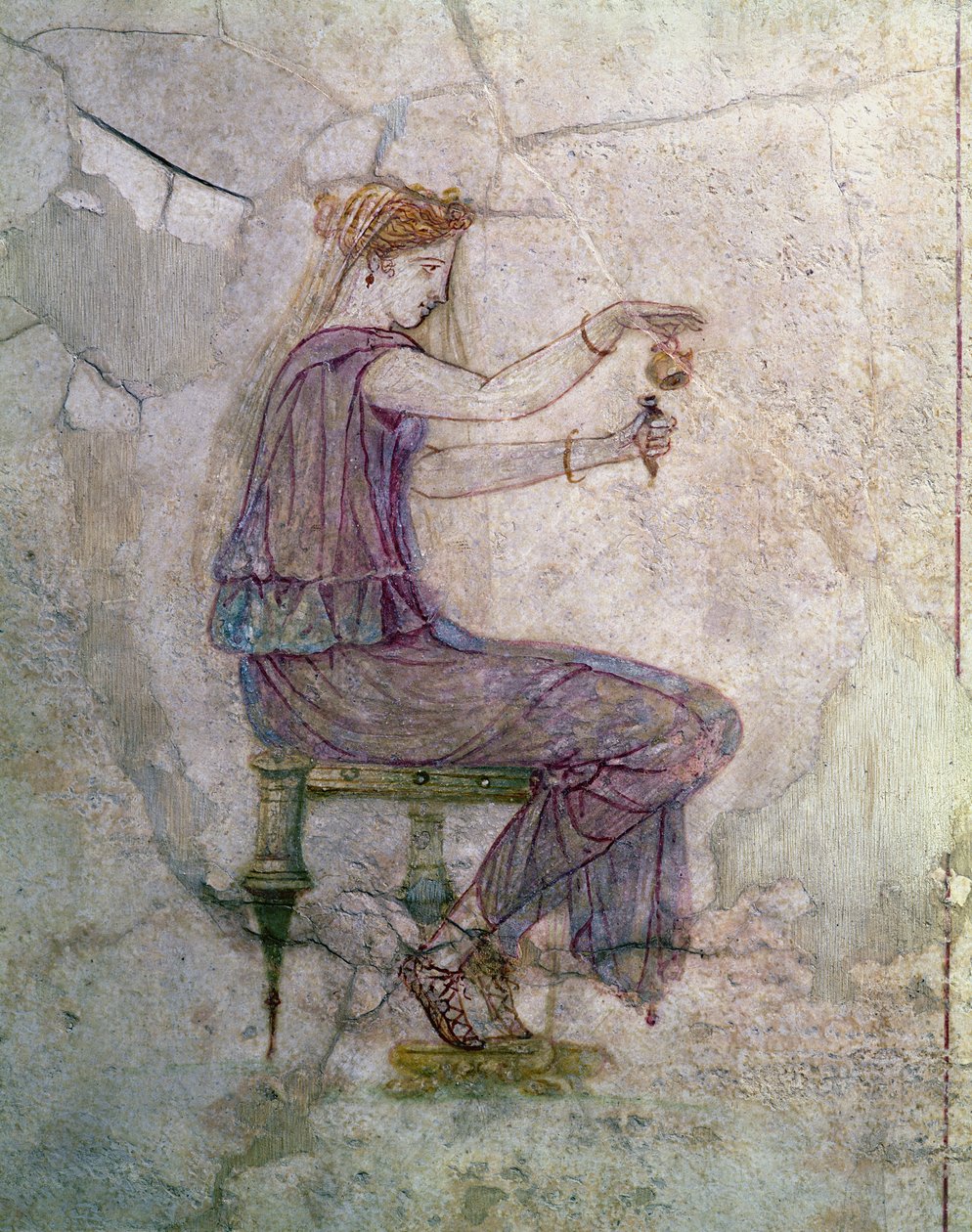 Kvinne som heller parfyme i et hylster av Roman