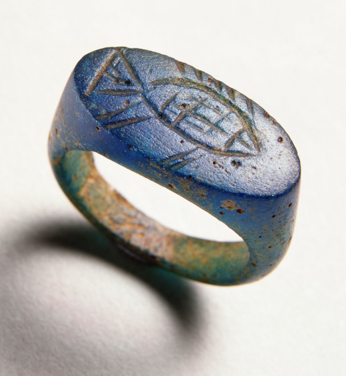 Fingerring med gravert fisk (blått glass) av Roman Period Egyptian