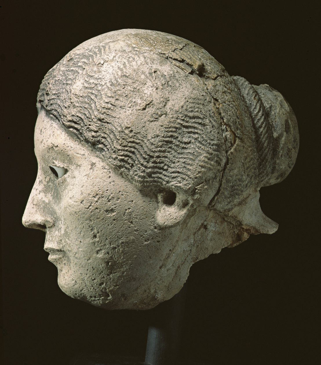 Sett fra siden av hodet til en kvinne, 2. eller 3. århundre e.Kr. (gips) (se også 270971-972, 270974) av Roman Period Egyptian