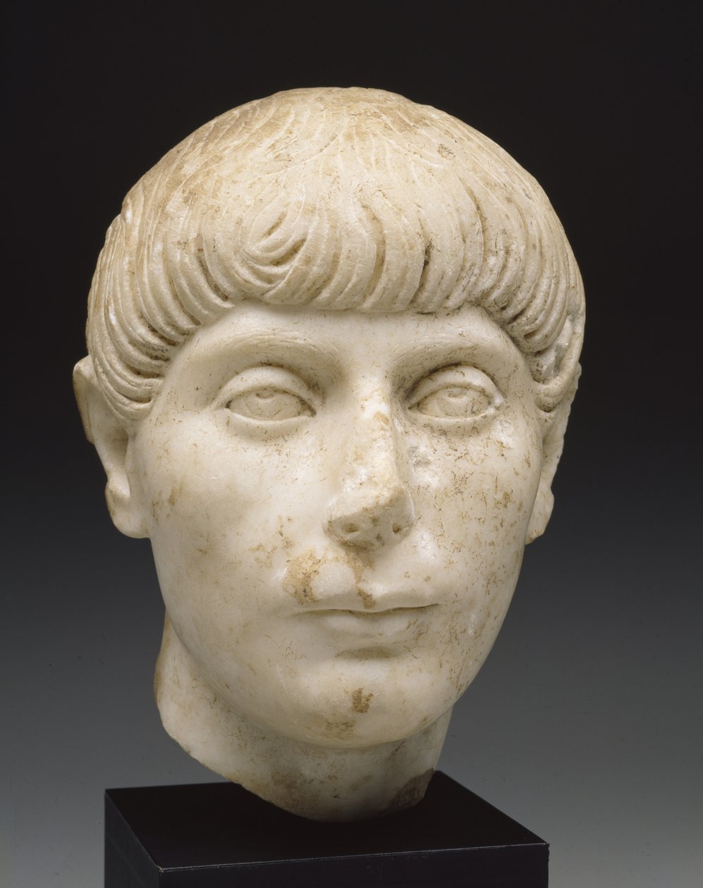 Hodet til en ung mann, 2. århundre (marmor) av Roman