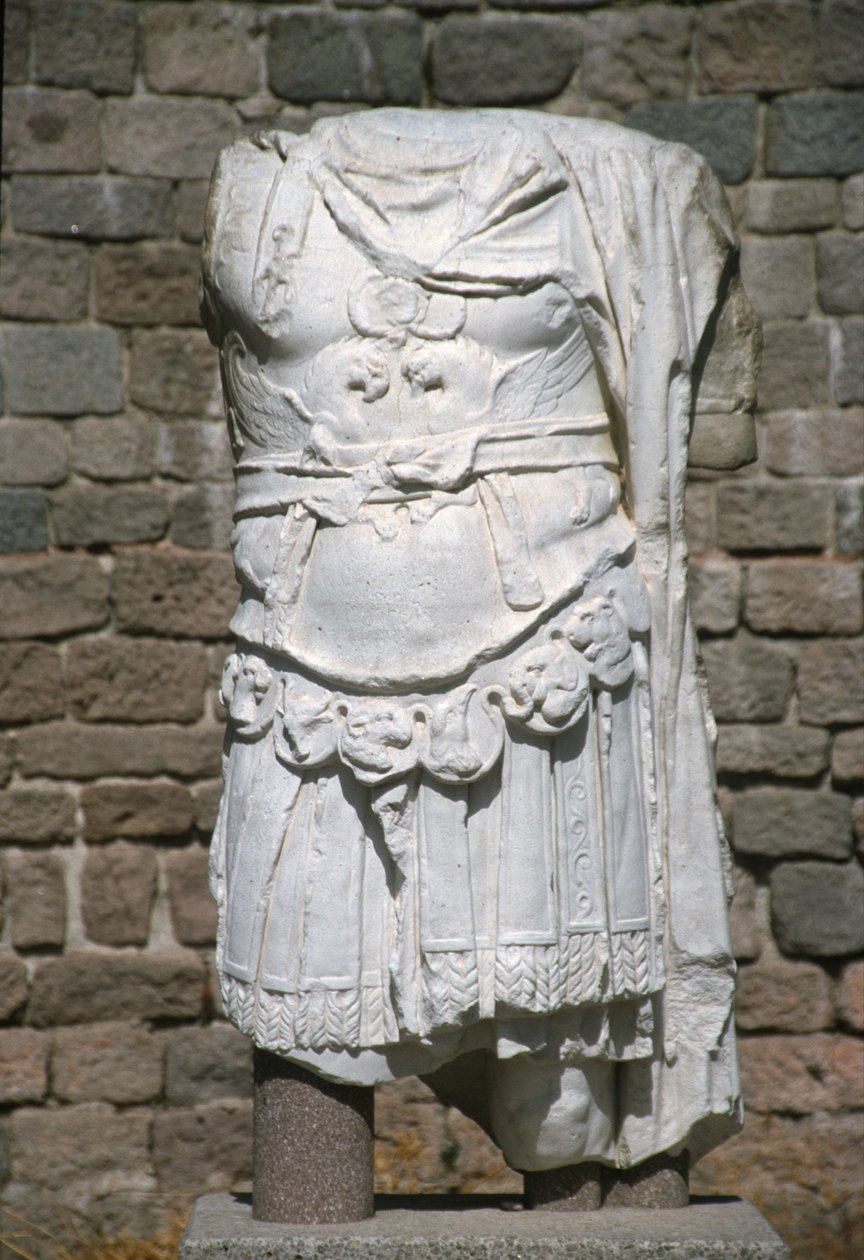 Rester av en statue av keiser Hadrian av Roman