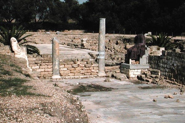 Ruinene av en gate med to statuer av Roman