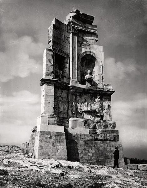 Monumentet til Philopappos (90-115) ca. 116 (s/hvitt-bilde) av Roman