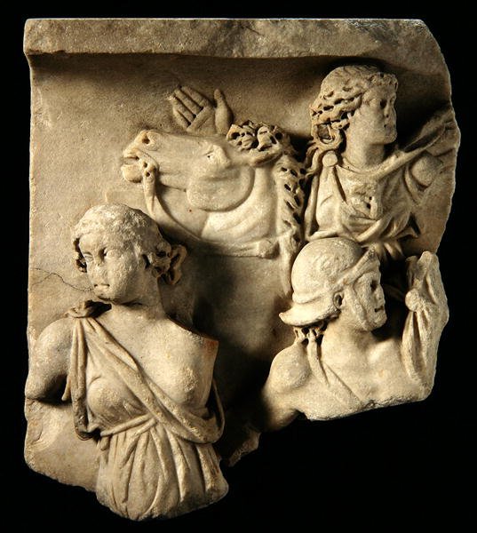 Et fragment av høyrelieffskulptur av Roman Roman