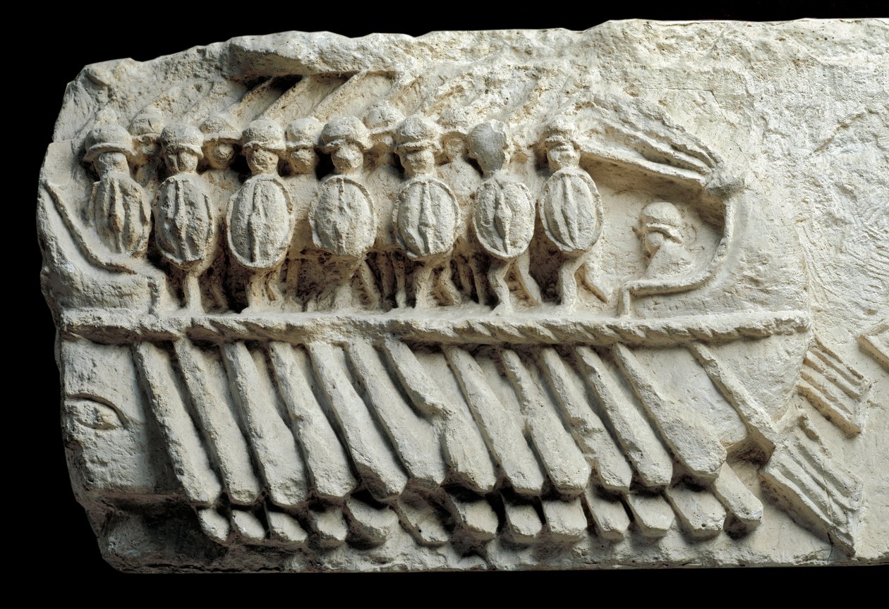 Bireme som bærer væpnede soldater (lavt relieff) av Roman Roman
