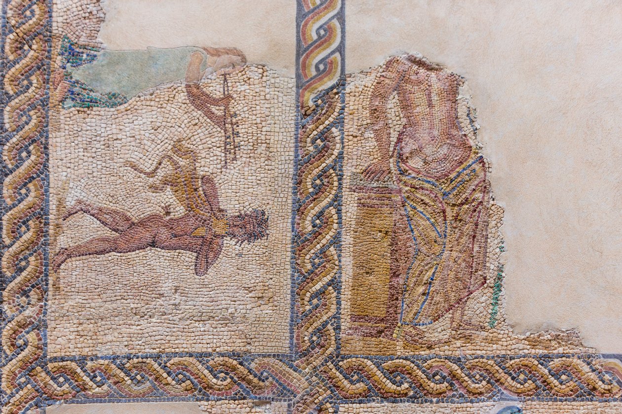 Delvis skadet mosaikk utstilt av Roman Roman