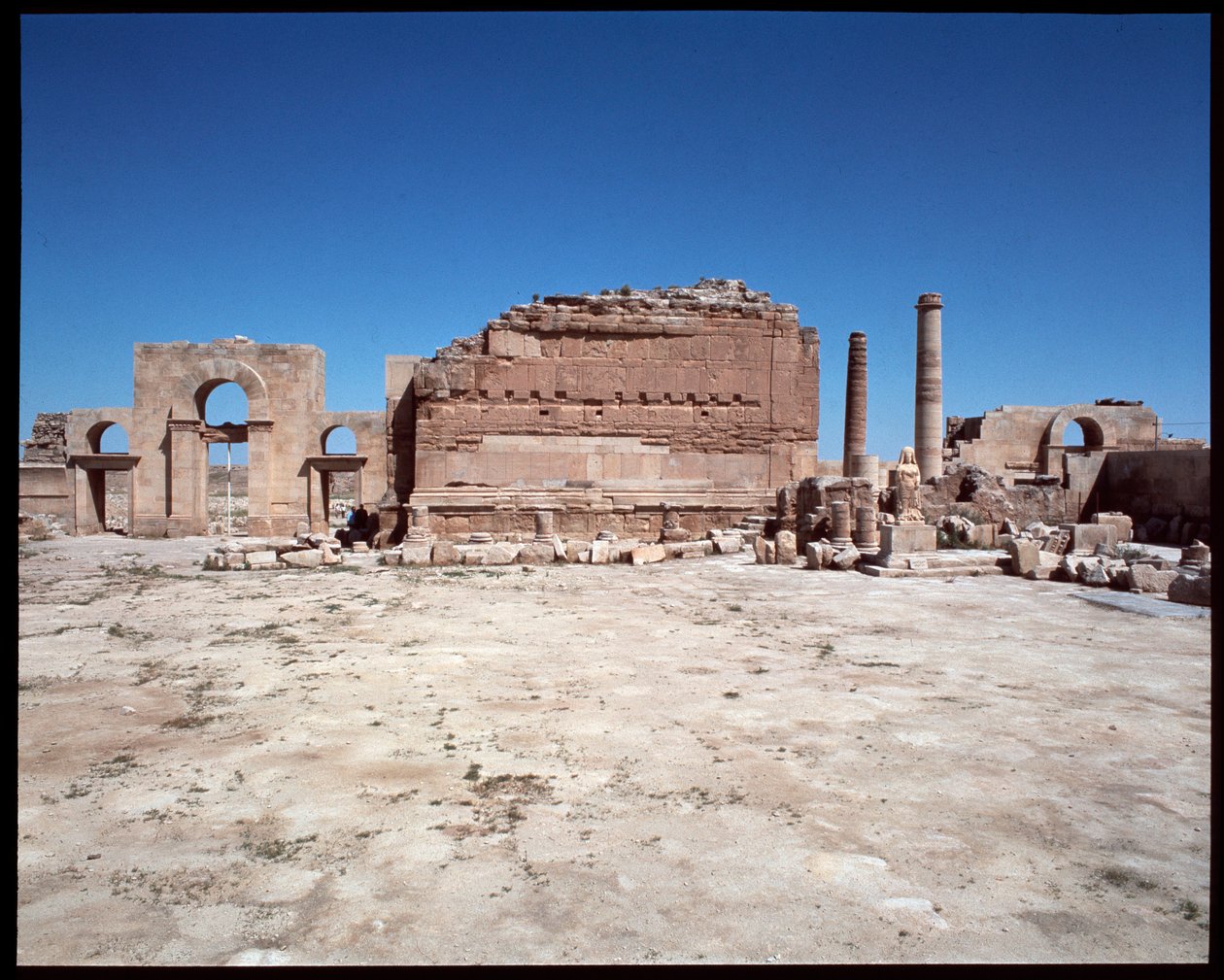 Utsikt over romersk tempel av Roman Roman