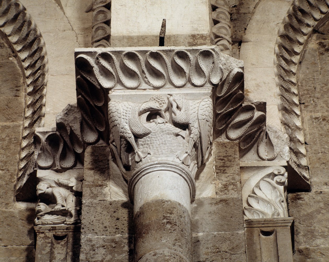 Fugler som spiser fisk og ormer (utskåret hovedstad) av Romanesque