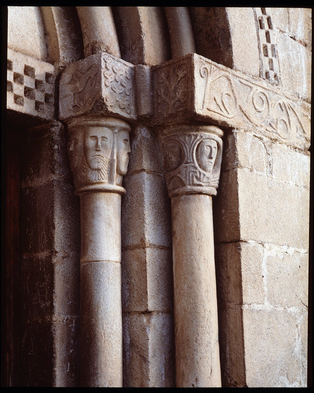 Kirkens hovedsteder av Romanesque
