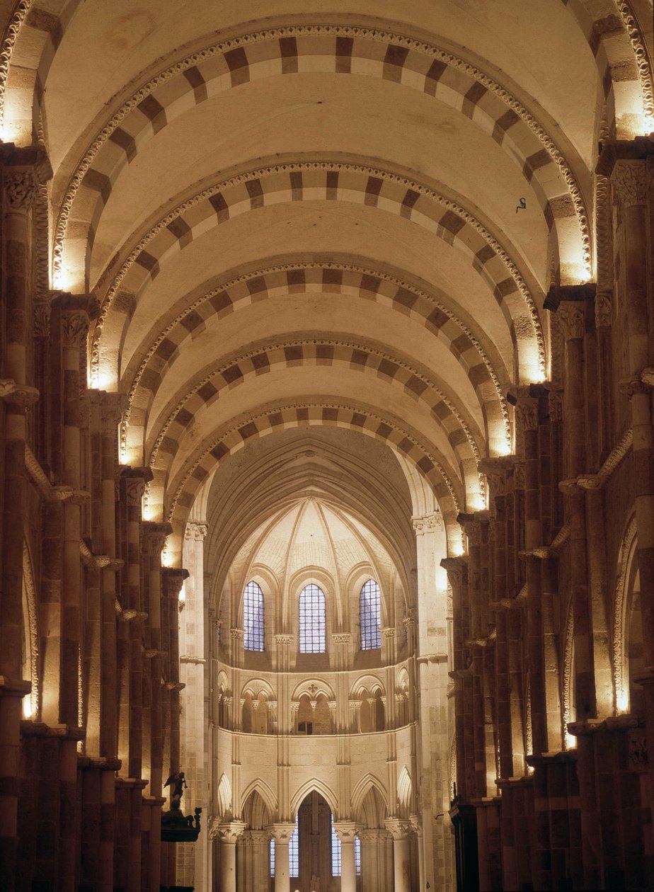 Interiøret i katedralen i Vezelay av Romanesque