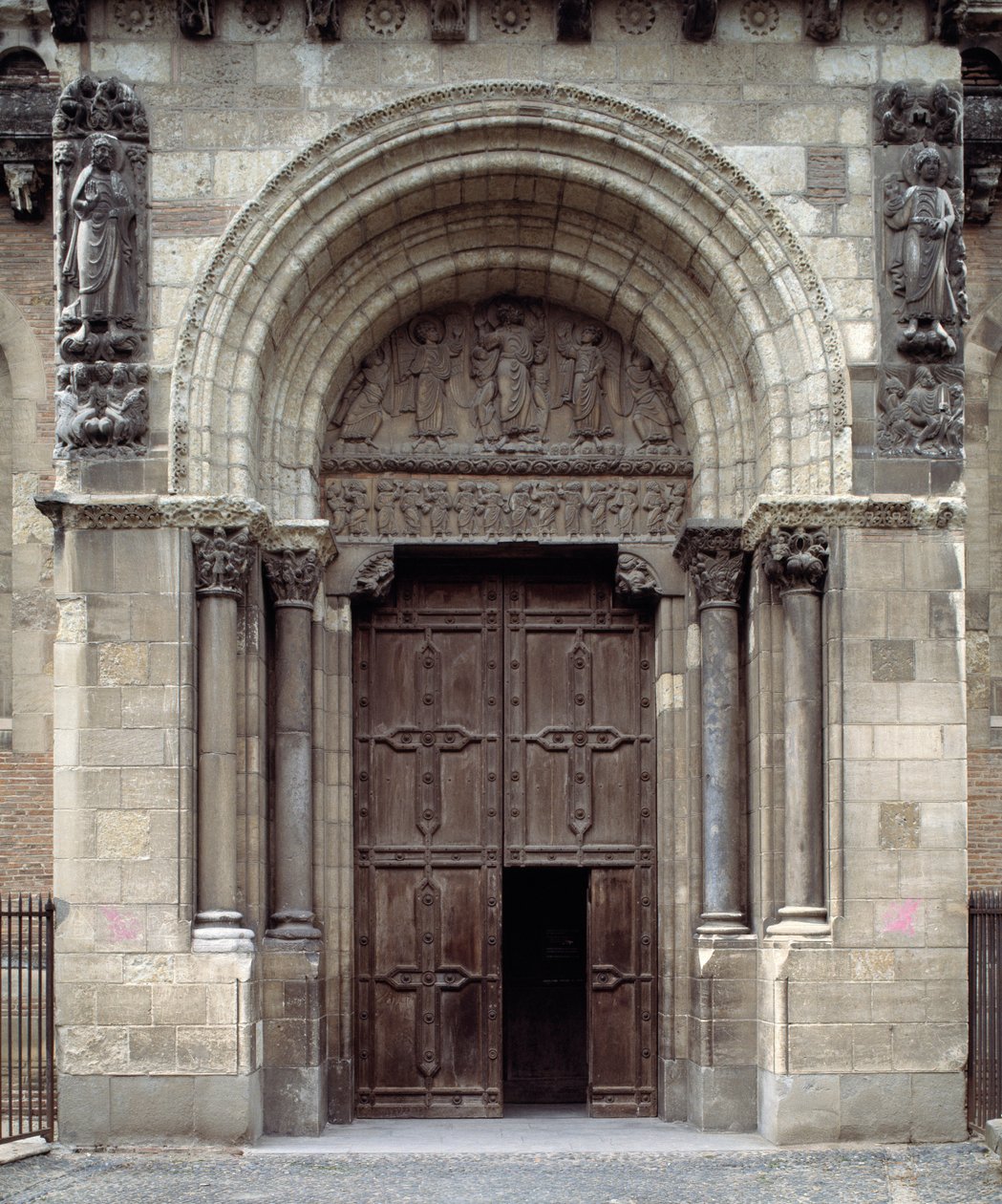 Sørportalen til basilikaen av Romanesque