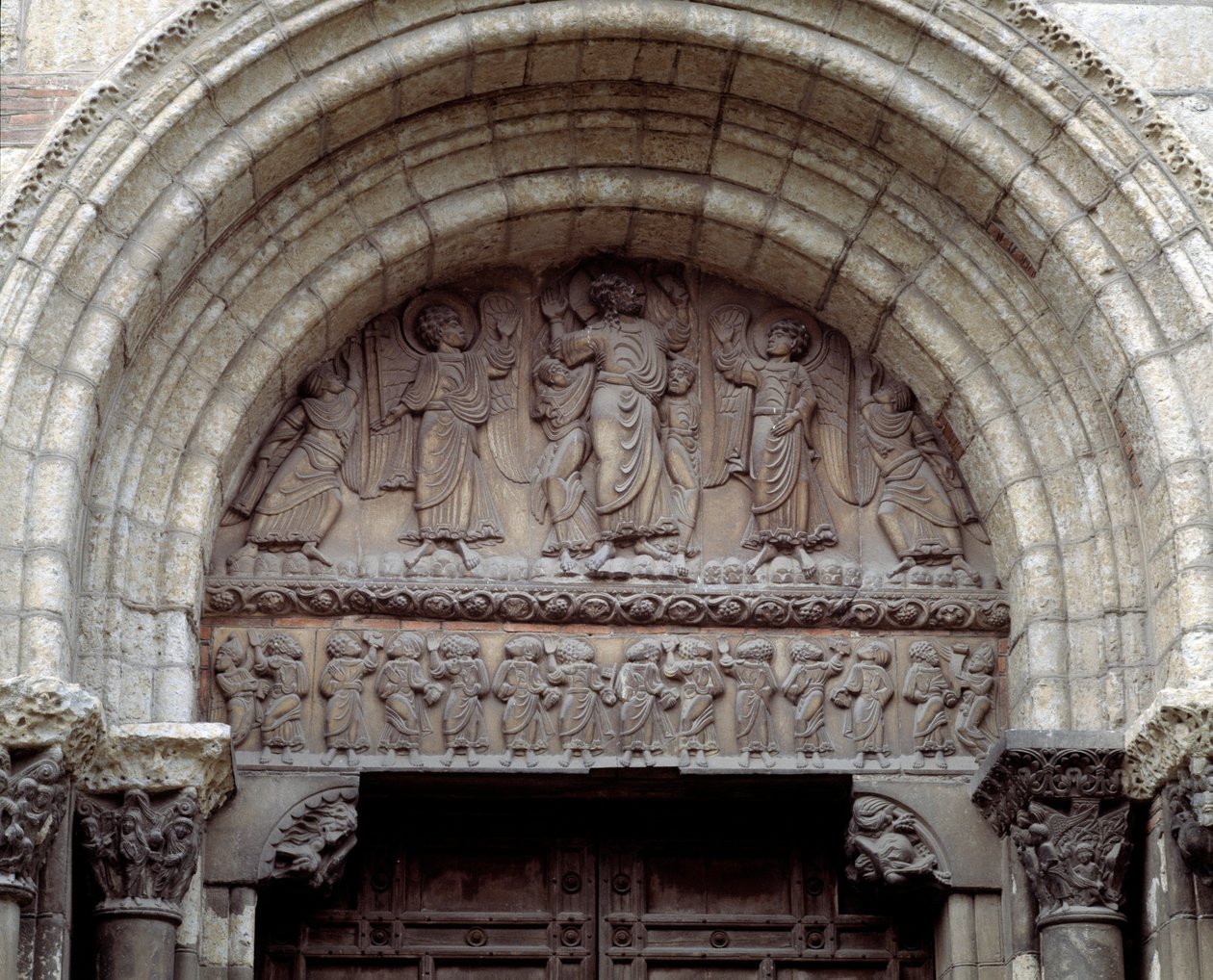 Himmelfarten, sørportalen til basilikaen (skulptur) av Romanesque