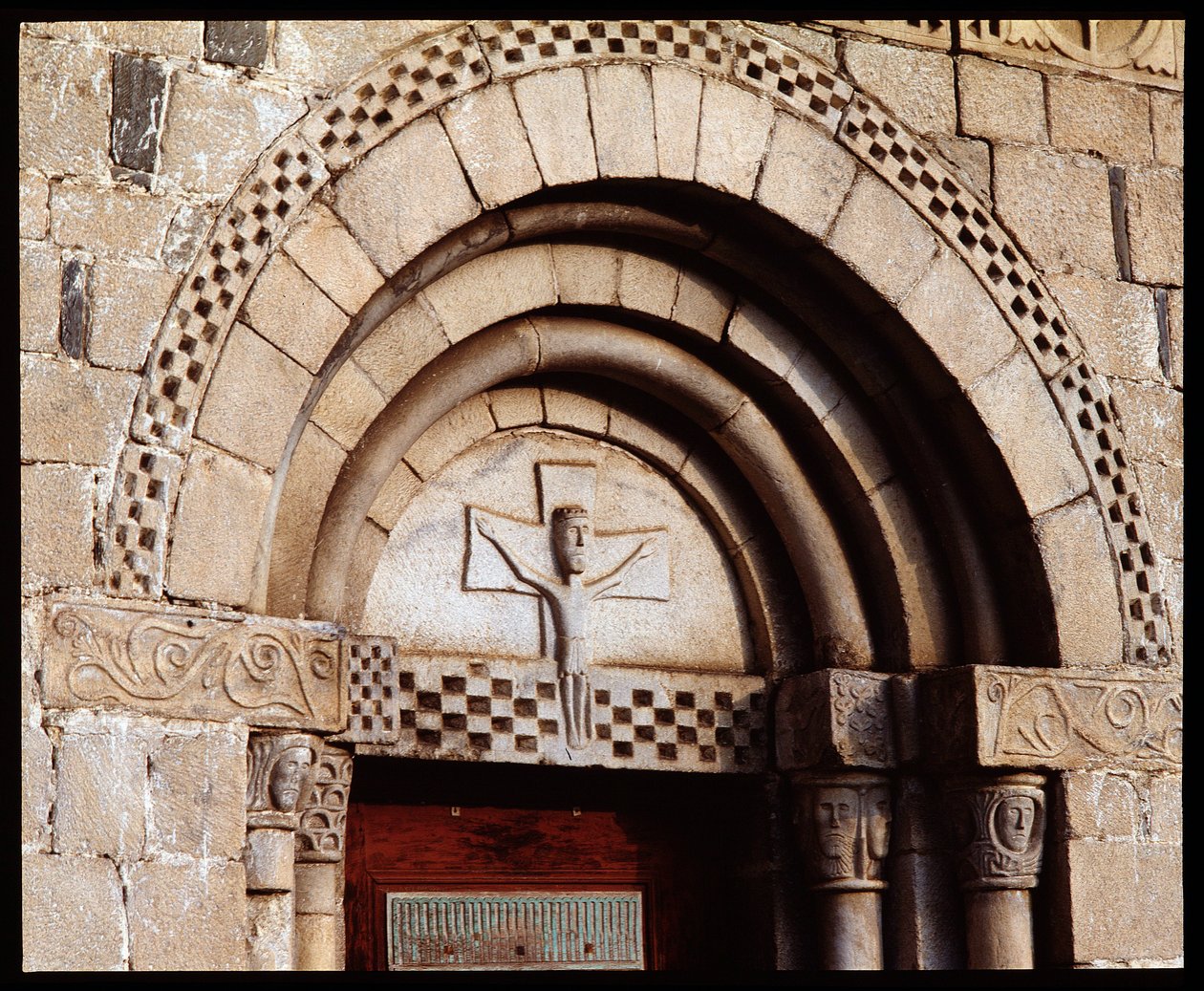 Tympanum i kirken av Romanesque