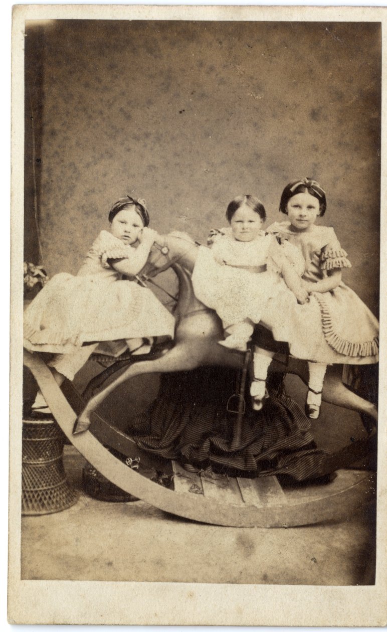 Tre jenter på gyngehest, 1860-tallet (albumtrykk) av Ross and Thompson after Ross and Thompson after