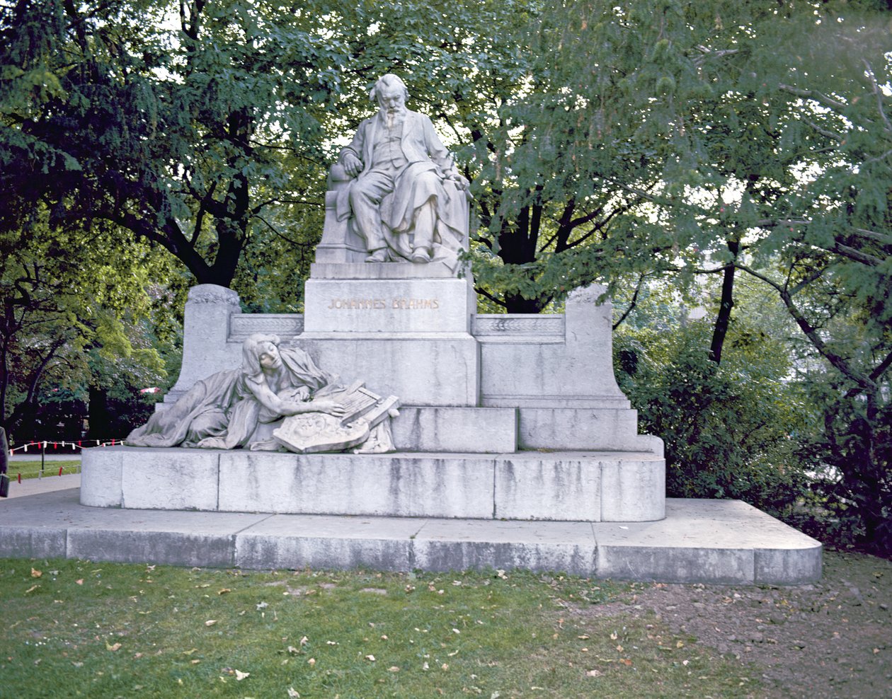 Monument til Johannes Brahms (1833-97) 1908 (marmor) av Rudolf von Weyr