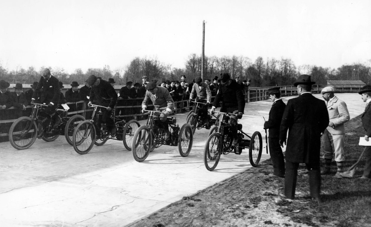 Deltakere i et motorisert trehjulssykkelløp i St. Petersburg, ca. 1899 av Russian Photographer