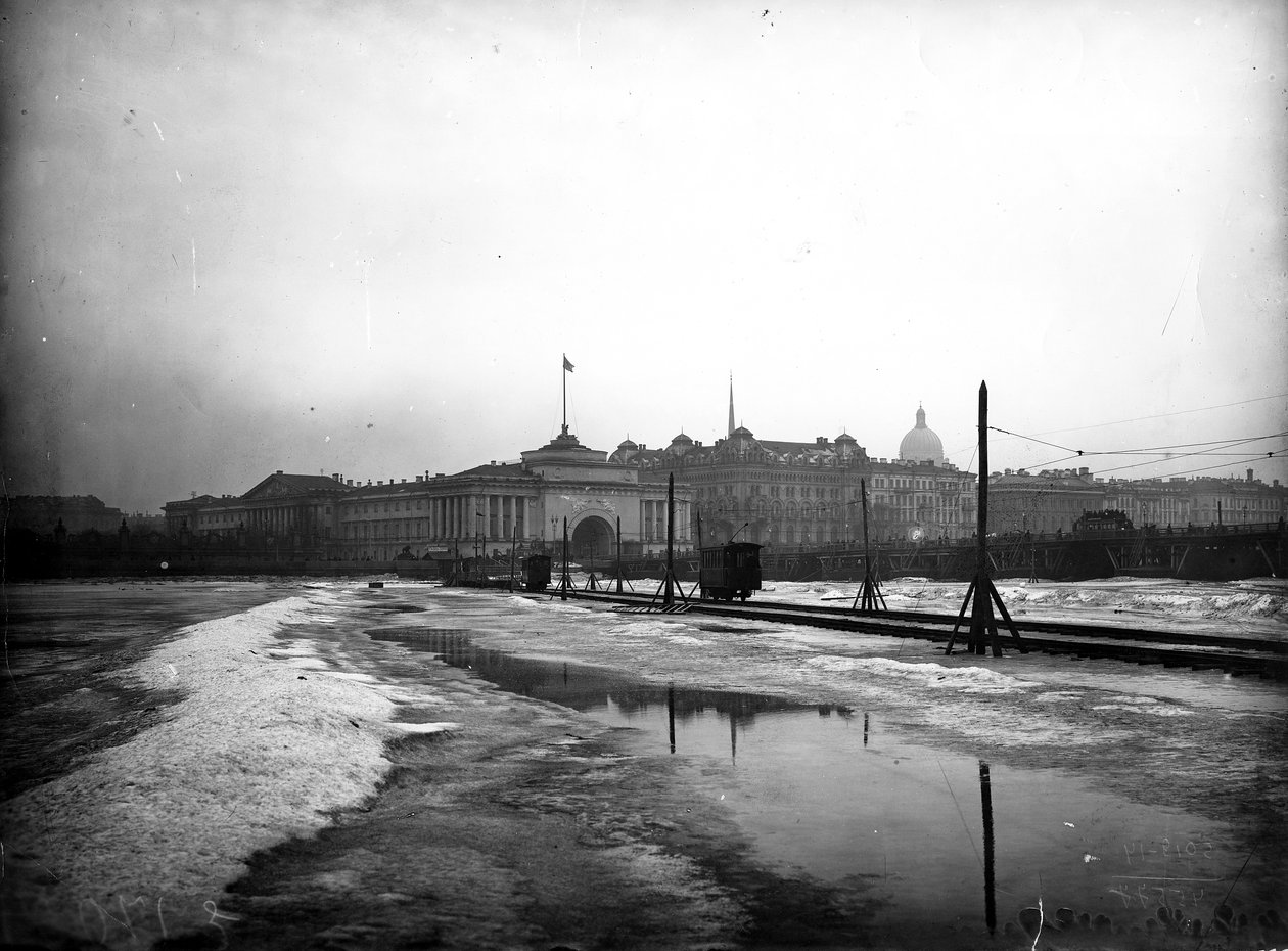 Elektriske trikkelinjer lagt på den frosne elven Neva av Russian Photographer