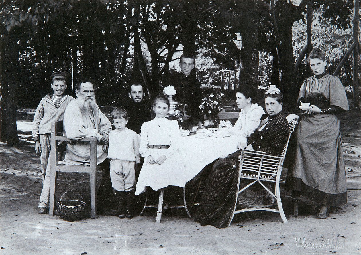 Familieportrett av forfatteren Leo N. Tolstoy, fra studioet til Scherer, Nabholz und Co. av Russian Photographer