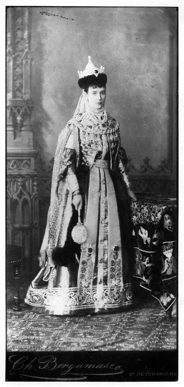 Maria Feodorovna i tradisjonell russisk kjole, ca. 1860-tallet av Russian Photographer