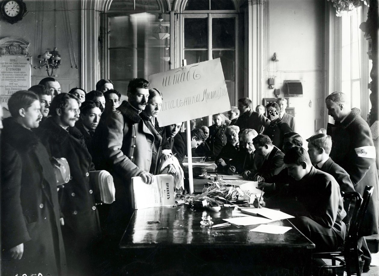 Milisinnmelding i bystyresalen, St Petersburg, mars 1917 av Russian Photographer