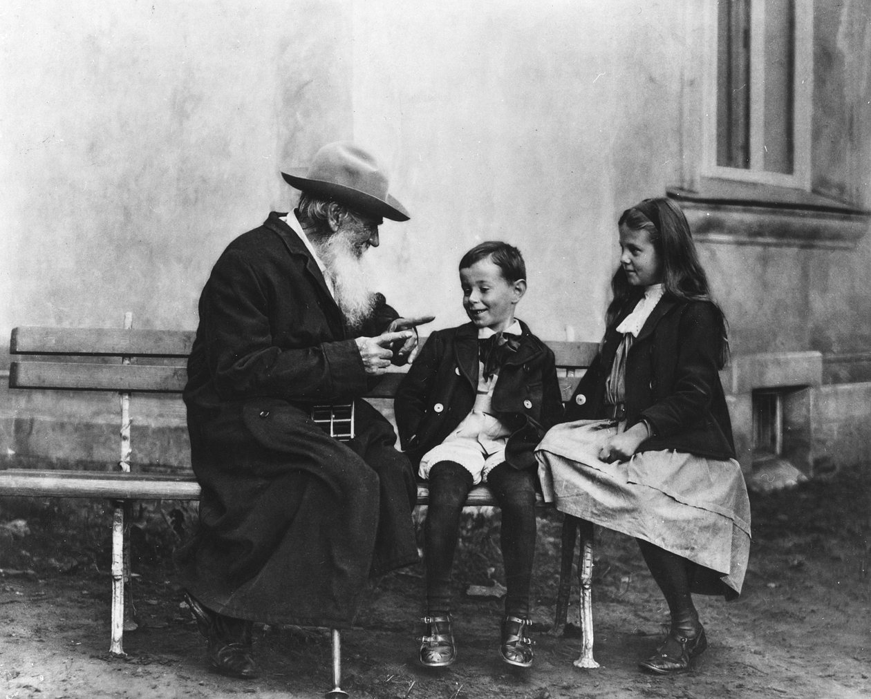 Portrett av Lev Nikolaevich Tolstoy (1828-1910) med barnebarna hans (se også 230155) av Russian Photographer