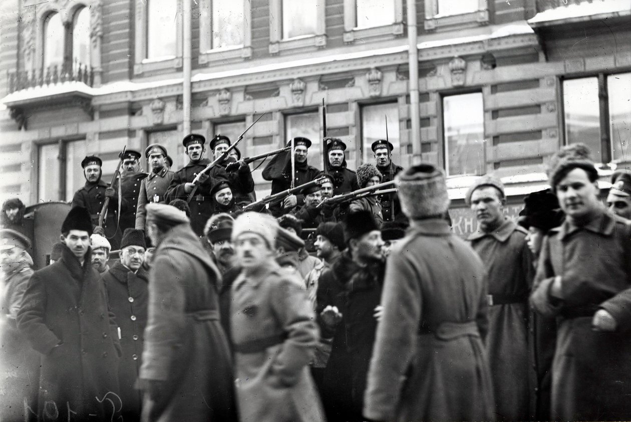 Revolusjonære soldater og sjømenn i Petrograds gater, februar 1917 av Russian Photographer