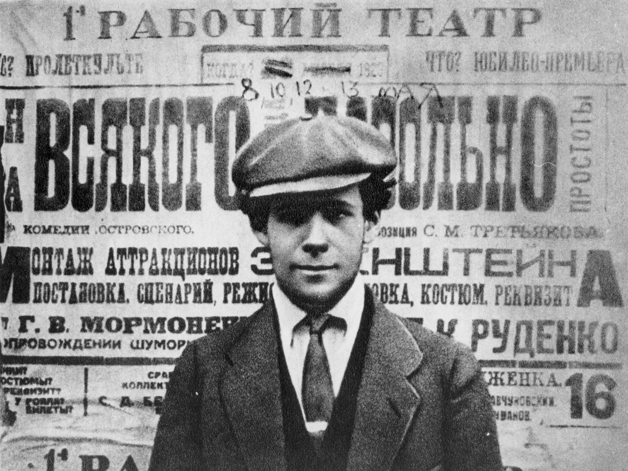 Sergei Eisenstein (1898-1948) foran en plakat for stykket, Sagesse, 1923, fra Serge Eisenstein, Reflexions dun Cineaste, utgitt i Moskva, 1958 av Russian Photographer