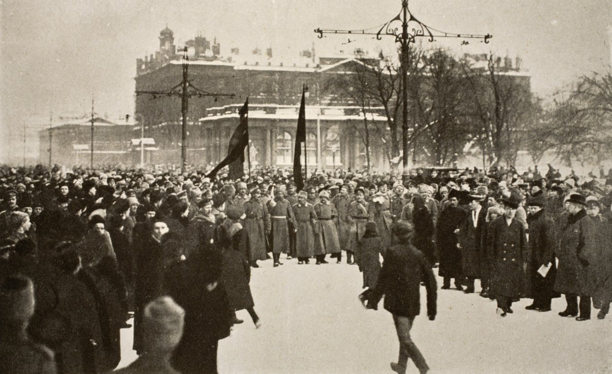 Soldater med røde flagg ledet en enorm folkemengde i Nevsky Prospect, mars 1917 av Russian Photographer