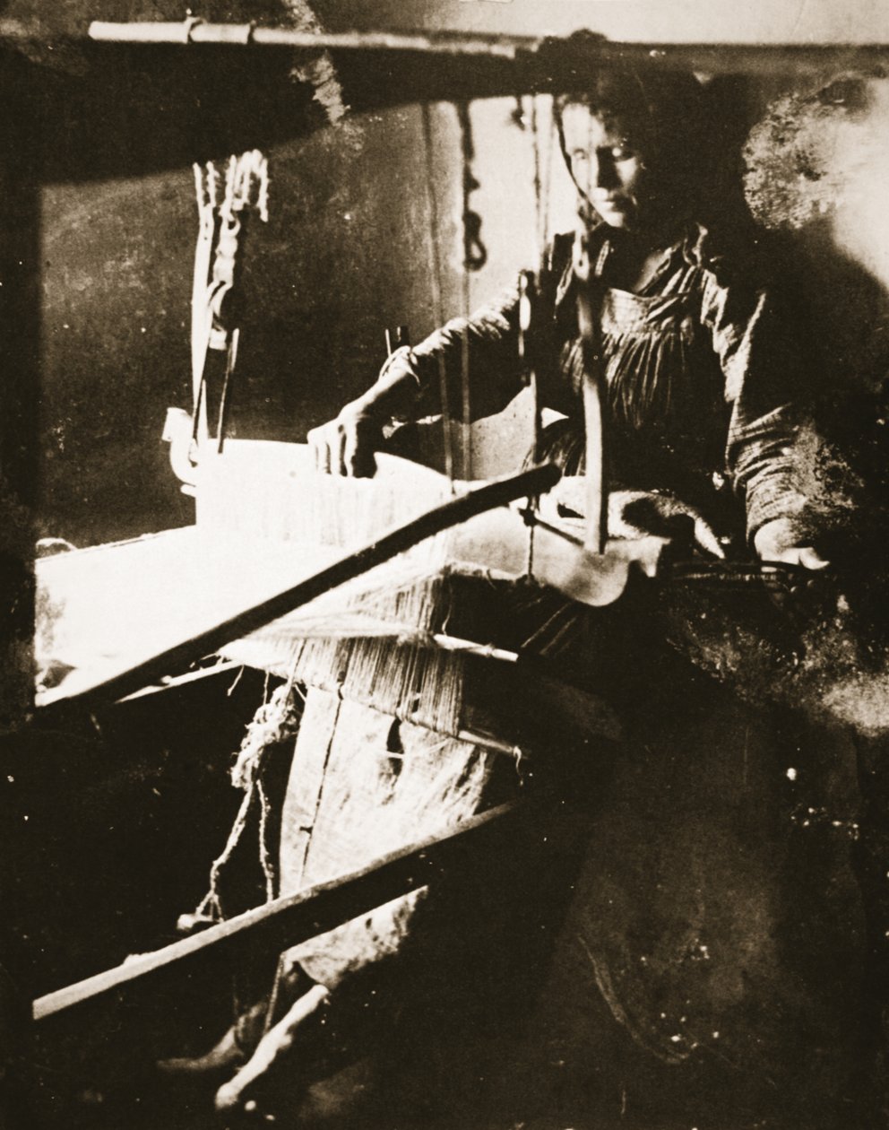 Kvinne ved vevstolen, Midt-Volga, ca. 1885 (sepia-bilde) av Russian Photographer