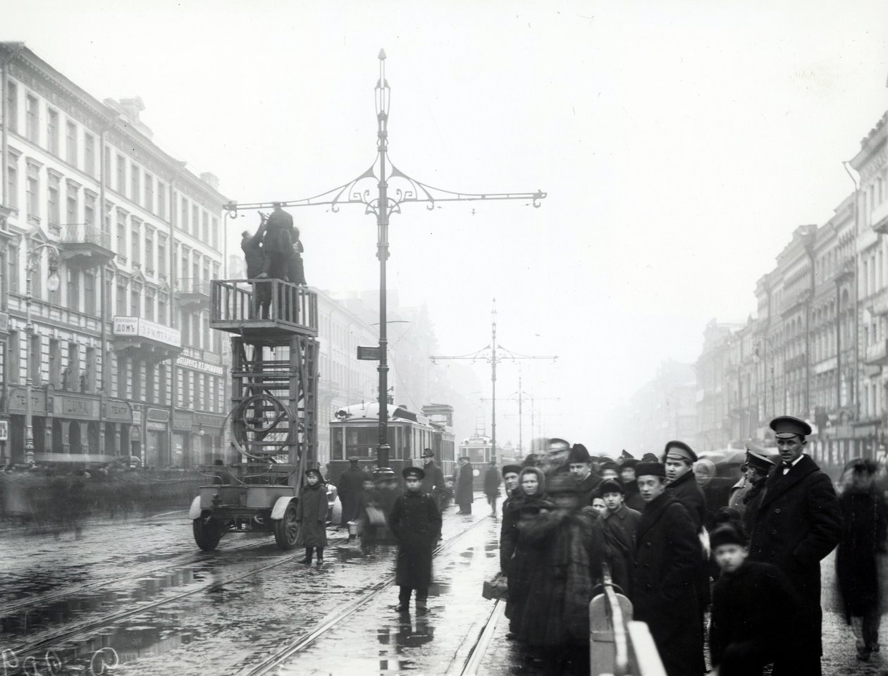 Arbeidere som utfører reparasjoner på trikkelinjer, St Petersburg, ca. 1914 av Russian Photographer