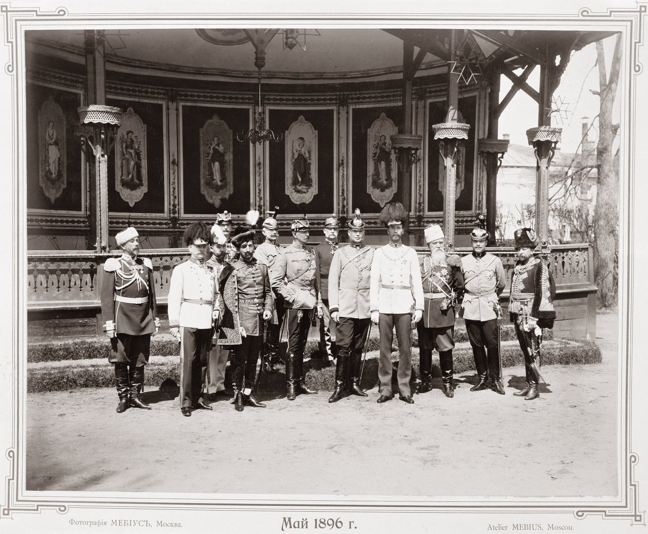 Tsar Nicholas II (1868-1918) står i hagepaviljongen til palasset sammen med en gruppe av hans mannlige støttespillere, ca. 1896 av Russian School