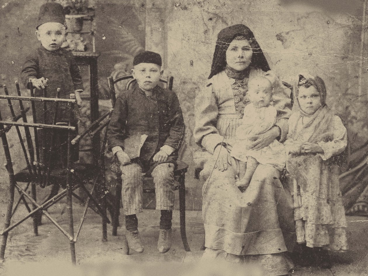 Kazan Tatar Family, ca. 1900 (s/hvitt-bilde) av Russian Photographer
