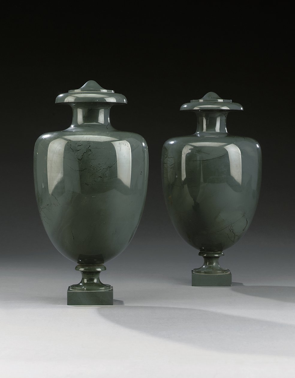 Et par Kalkan-vaser, Peterhof, ca. 1800 av Russian School