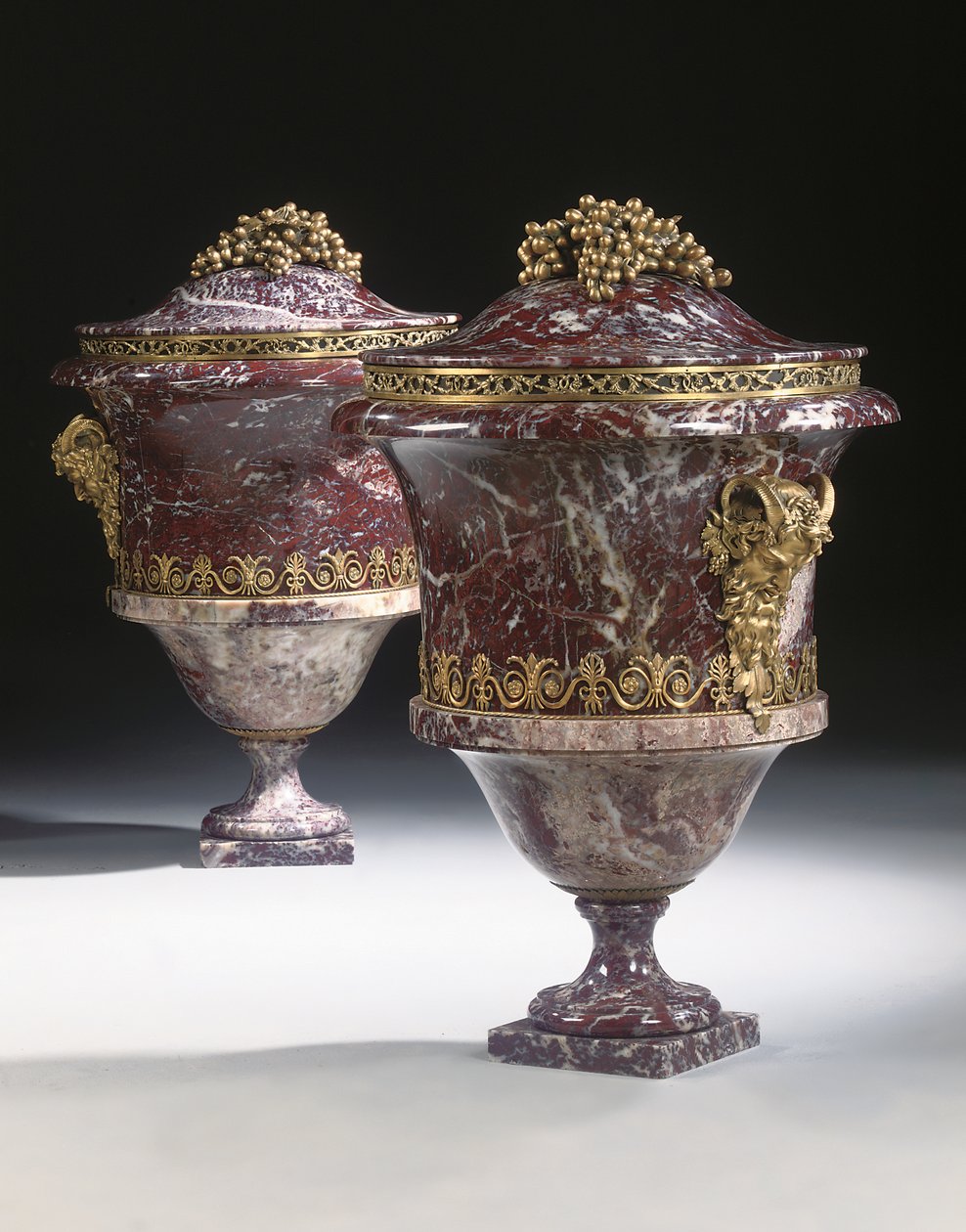 Et par vaser, ca. 1790 av Russian School