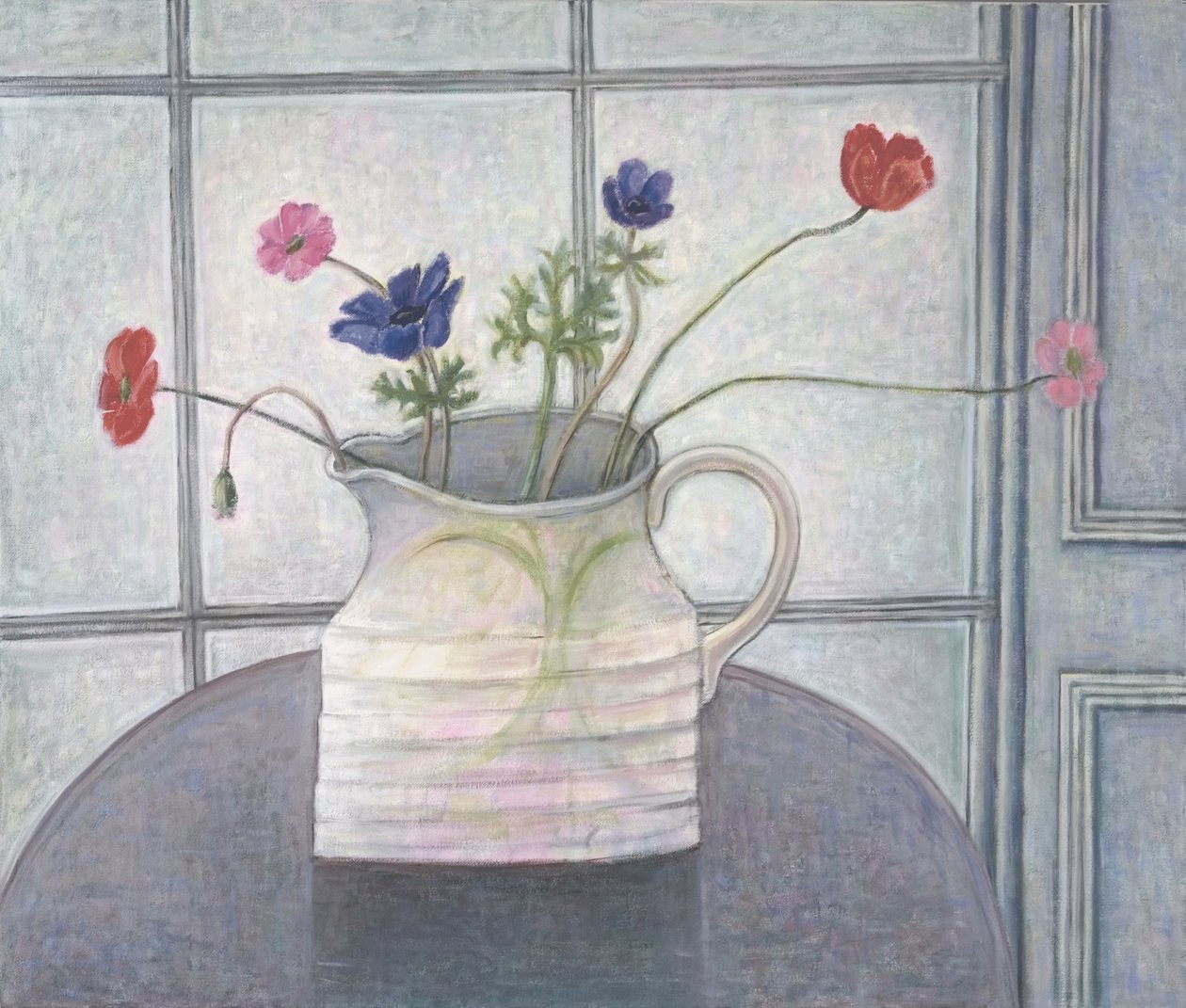 Anemoner og valmuer, 2008 kanne; blomster; stilleben; interiør; vindu; bord; hvit kanne; av Ruth Addinall