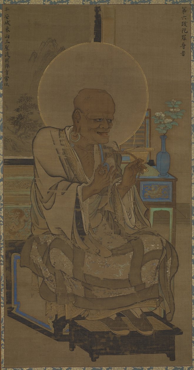 Arhat (Hattara Sonja - Bhadra) sittende; en blomstrende gren i en vase på bordet, Nanbokucho-perioden, midten av 1300-tallet (blekk og farge på silke) av Ryozen